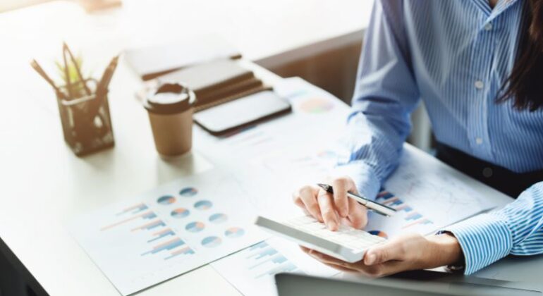 advogado especialista em gestão tributaria revisando calculo de empresa