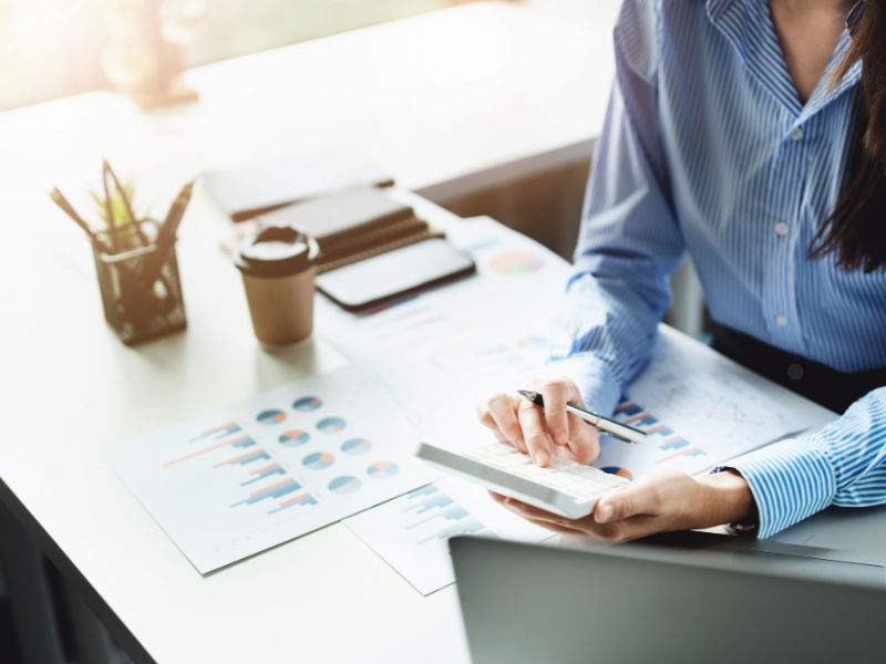 advogado especialista em gestão tributaria revisando calculo de empresa